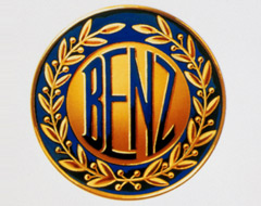 1909年6月，戴姆勒汽车公司申请登记了“三叉星”作为轿车的标志，象征着陆上、水上和空中的机械化。而卡尔•本茨为自己的品牌设计了一个月桂枝围绕着“BENZ”的圆形标志