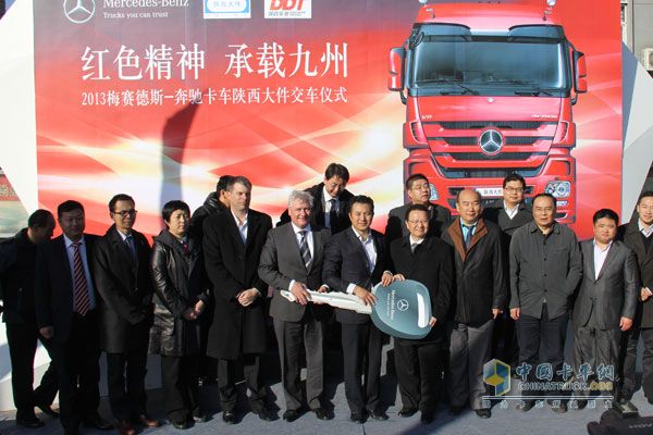十台奔驰Actros SLT大件牵引车一次性交付中国用户