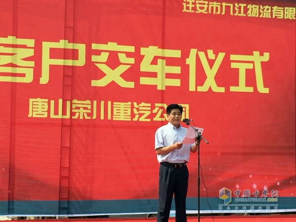 中国重汽50辆lng牵引车交付迁安九江物流