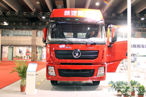 陕汽携旗下德龙X3000 6x4牵引车