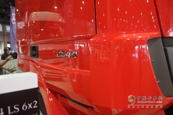 奔驰 Actros重卡 435马力 6×2 牵引车（黑曜石）(型号2644)