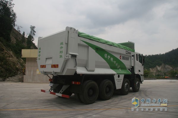 中国首款4轴智能环保渣土车