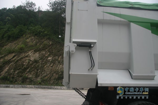中国首款4轴智能环保渣土车货箱