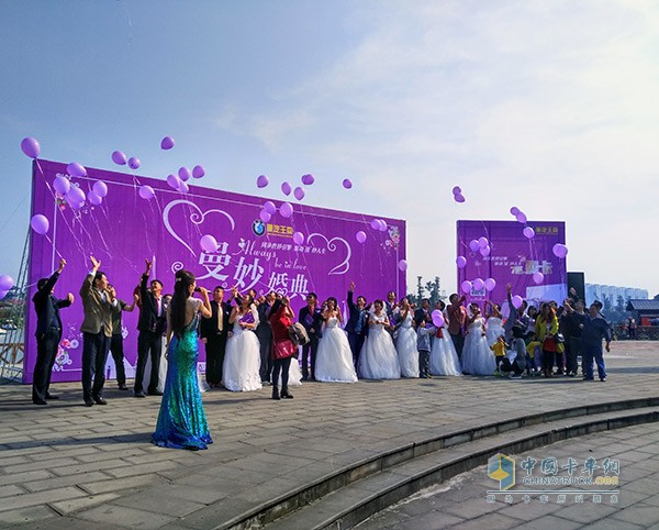 重汽王牌最美“曼妙婚典”活动在成都凤凰湖公园开启
