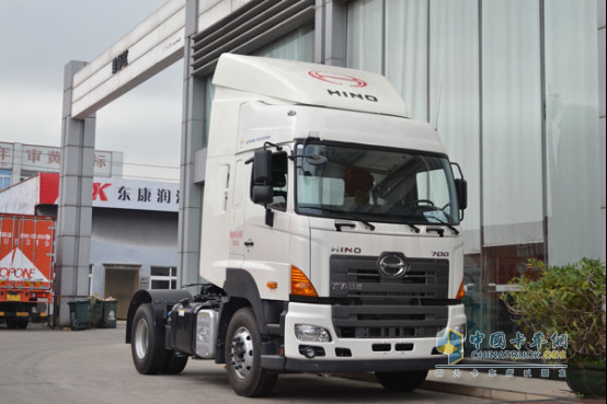广汽日野700牵引车 这里介绍的日野700搭载了型号为P11C-VK发动机,其额定功率420PS/1900rpm,最大扭矩1765Nm/1200-1600rpm。后桥使用日野原装差速齿和减速齿,寿命更长,噪音更低,速比3.076。 广汽日野700在SCR后处理系统中,采用了优质的BOSCH尿素喷射器、DCU、尿素泵、德国Nox传感器,对SCR催化器集成的处理系统进行优化使得 SCR系统工作性能稳定,尿素溶液消耗降低。另外,还采用了59L的大容量尿素罐,可以实现每加油三次需要加一次尿素溶液,大大提