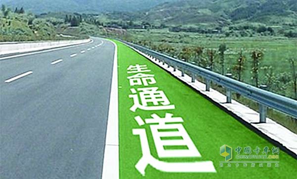 高速公路上,四条车道,三条车道,二条车道. 分别速度是