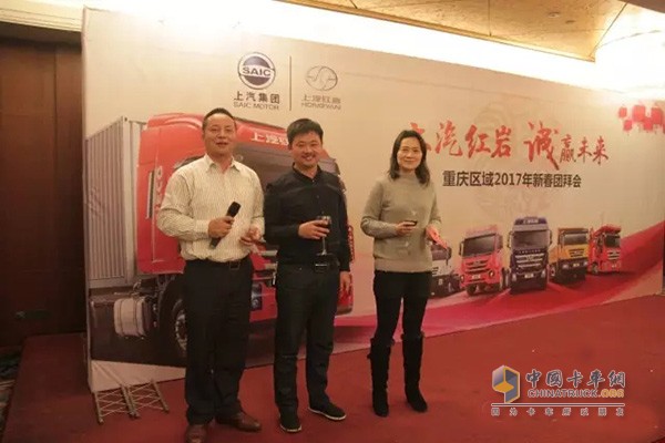 营销公司销售中心总经理、重庆特区总经理何富强和获奖经销商合影