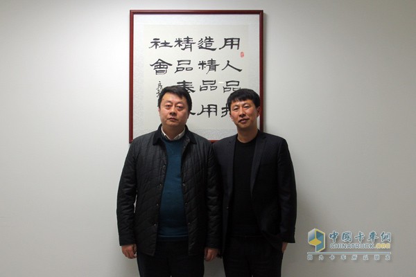 中国重汽销售部鲁北分公司总经理苗志强(左,淄博火炬汽车销售服务