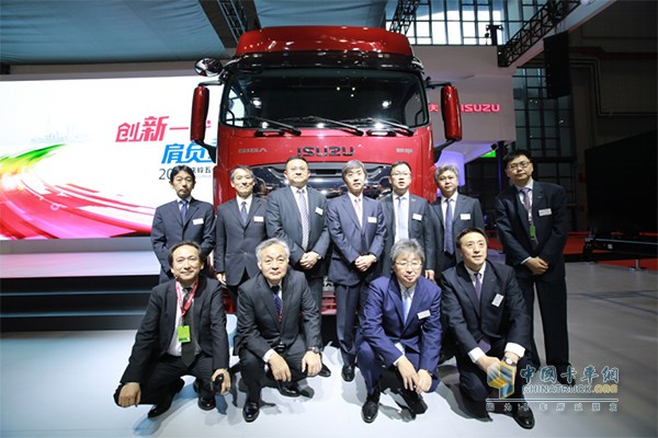 庆铃汽车与日本五十铃公司双方领导在GIGA巨咖前合影