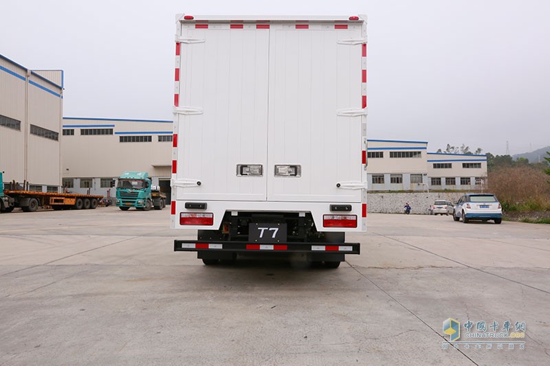 比亚迪 t7 4×2 轴距4250mm 载货车