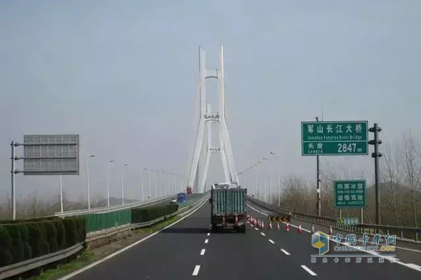 京港澳高速武汉军山长江大桥施工禁行货车