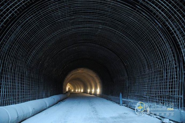 四川:甘孜最难建公路隧道有望年底贯通