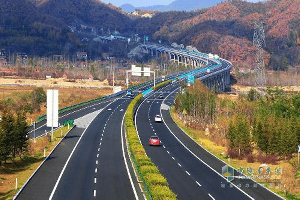 甘肃:S314线瓜州至敦煌高速公路全线建成通车
