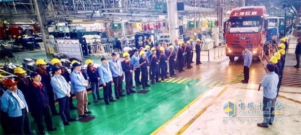 上汽红岩2017年第34495辆红岩重卡驶下流水线