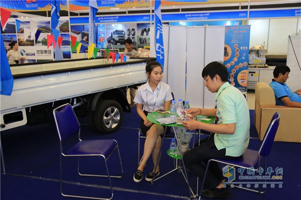 时骏(SOJEN)汽车员工与柬埔寨加华银行参展代表沟通未来合作
