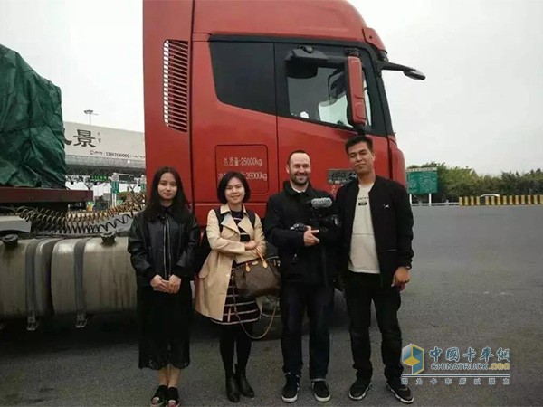何力被选为“中国卡车司机代表”，并与记者合影