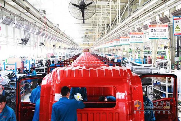 中国重汽生产流水线