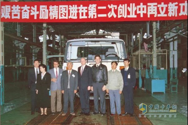 1990年10月二汽在襄樊举行东风EA153型8吨载货汽车(俗称‘八平柴’)下线仪式