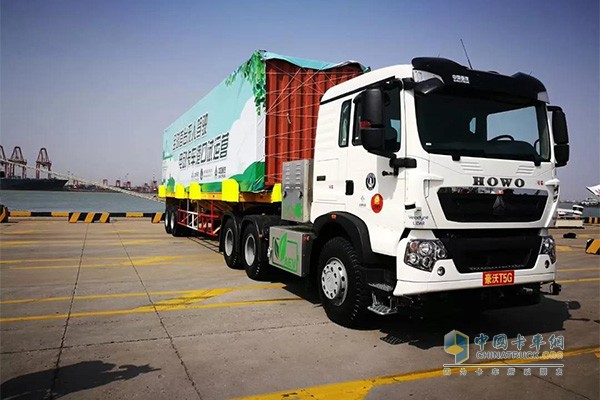 无人驾驶电动卡车HOWO-T5G在天津港试运营