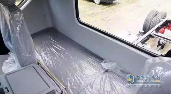 东风中卡D9后排空间