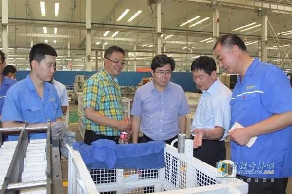 中国重汽集团济南动力事业部参观了渤海活塞生产车间
