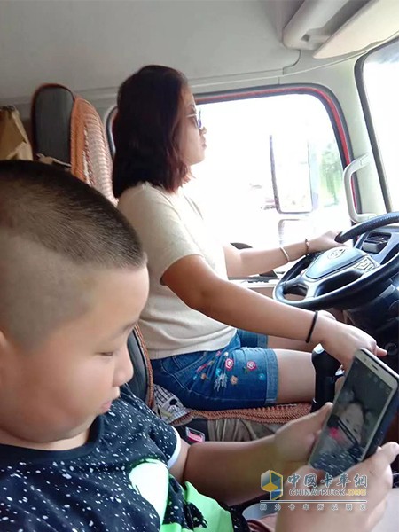 卡车美女司机开车带着孩子