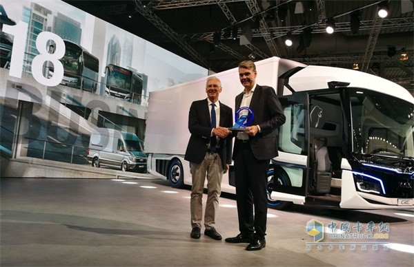 曼恩卡客车公司首席执行官Joachim Drees代表企业领取了卡车创新奖