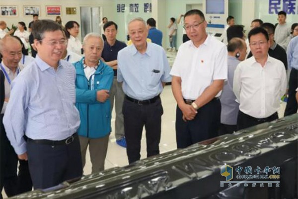 专家团参观了发动机事业部惠山基地、前瞻技术研究院和塘南基地