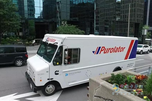 在加拿大首都渥太华街道上进行测试的Purolator-Cummins电动货运卡车