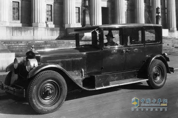 北美帕卡德(Packard)柴油轿车搭载康明斯U型发动机