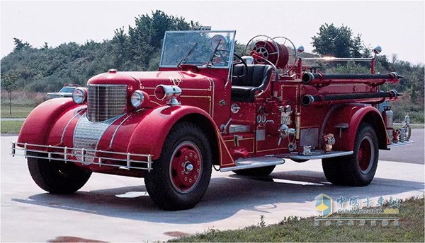 美国第一辆柴油动力消防车搭载康明斯175马力的HR-6型发动机
