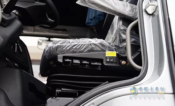 大运重卡N9H远航版多功能气囊座椅