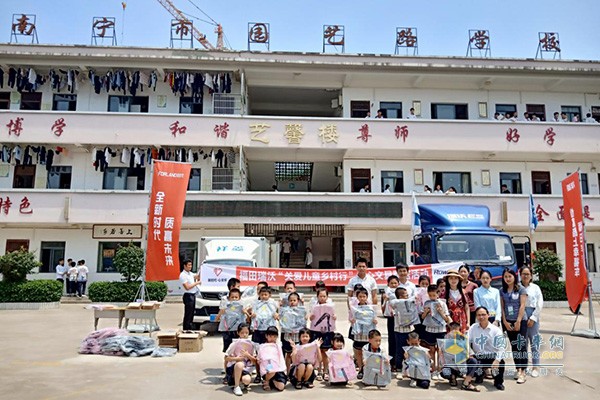 时代汽车“关爱乡村儿童行”车队来到了南宁市园艺路学校