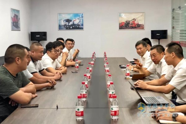 座谈会上，徐总和大客户代表仔细交流