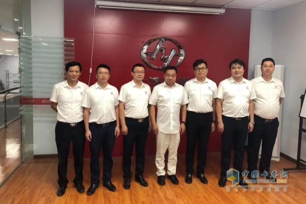 图为徐总(中)与经销商代表合影