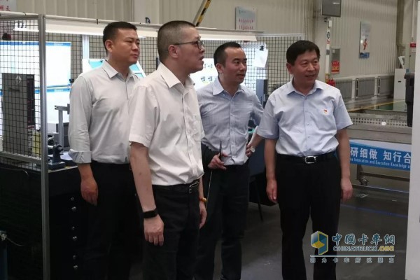 上柴领导参观生产设备工厂
