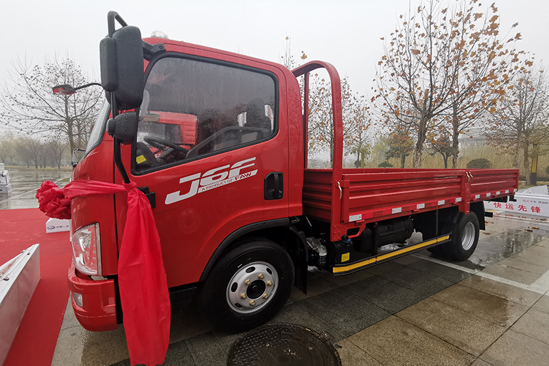 一汽解放轻卡 j6f 130马力 4×2 国五 平板载货车