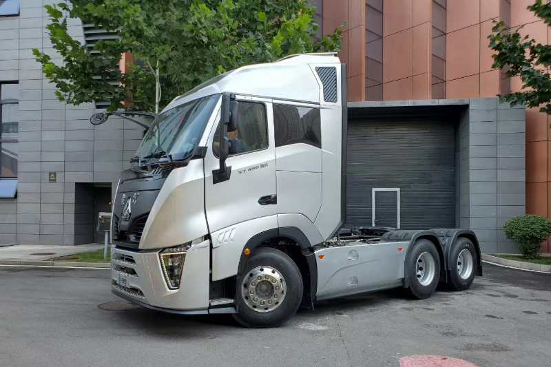 中国重汽 黄河重卡 540马力 6×4 国六 牵引车 (zz4257w344xf1)