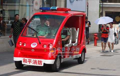 天津首辆“迷你消防车”在金街开始试运行