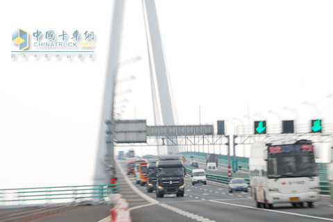 北奔重卡V3经过杭州湾大桥