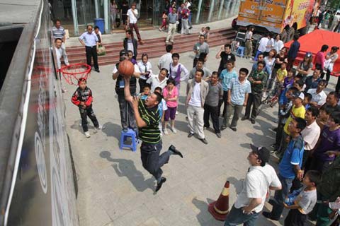 嘉年华活动现场增添趣味互动活动“重卡NBA”投篮竞技比赛