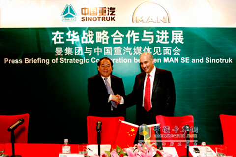 中国重汽董事长马纯济先生和曼集 团首席执行官帕赫塔博士亲切握手