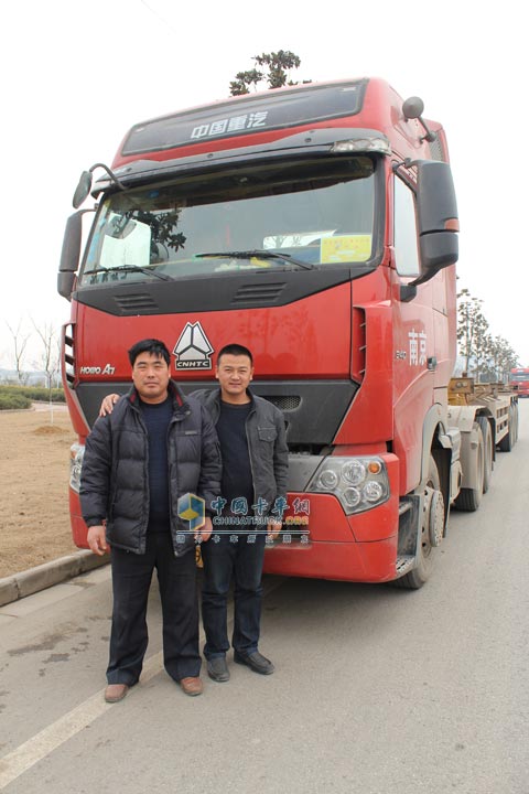 江苏南京用户张召洪(左)和他的重汽A7
