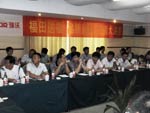 休息间隙参会人员热烈讨论