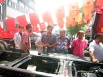 参会代表参观样车