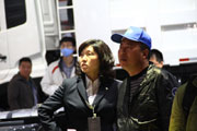 专业观众与企业进行交流