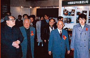 江泽民总书记参观北京车展中国重汽展区