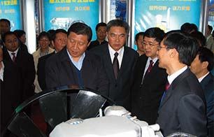 习近平同志在浙江工业博览会上视察重汽杭发展区