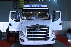 乘龙T7 550马力 6×4牵引车