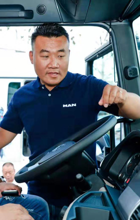 曼恩工作人员向用户做展示